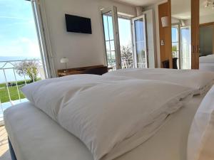 Postel nebo postele na pokoji v ubytování Gästehaus Seeblick