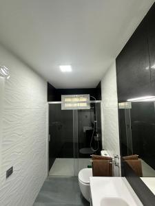 Un baño con ducha de cristal y un inodoro. en Bungalow the Paradise, en Maspalomas
