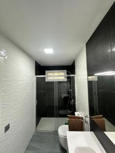 W łazience znajduje się przeszklony prysznic i toaleta. w obiekcie Bungalow the Paradise w mieście Maspalomas