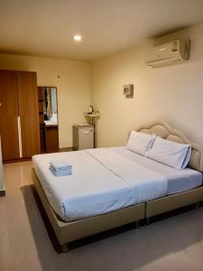 A bed or beds in a room at พายเนอรี รีสอร์ท @แหล่มแท่น (Pinery Resort)