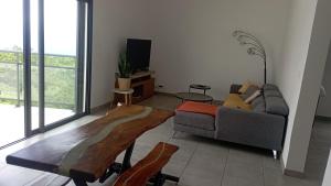 sala de estar con sofá y mesa en Mahot en Petite Île