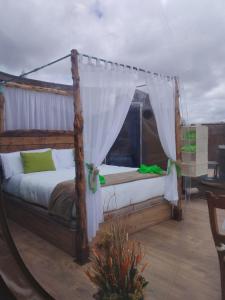 ein Schlafzimmer mit einem Himmelbett in der Unterkunft COSMOVEROS, Bubble Experience in Pedraza