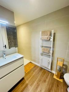 uma casa de banho com um lavatório branco e um WC. em Residence les isards em Formiguères