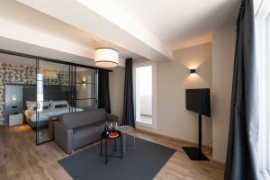 ein Wohnzimmer mit einem Sofa und einem Bett in der Unterkunft Hotel Sporting Riccione in Riccione