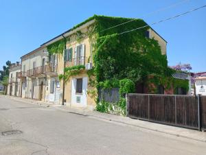 an ivycovered building on the side of a street at B&B Il Secolo Breve in Ortona