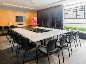 een vergaderzaal met een grote tafel en stoelen bij Mercure Sao Paulo Barra Funda in Sao Paulo