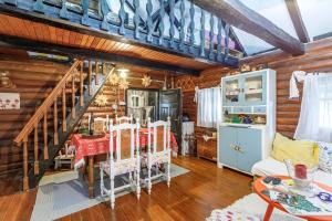 uma sala de estar com uma mesa e cadeiras e uma escadaria em House in Nature - Happy Rentals em Sveti Križ