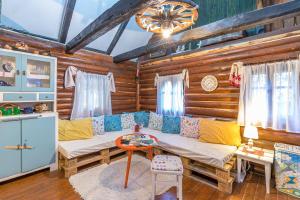 sala de estar con sofá y mesa en House in Nature - Happy Rentals, en Sveti Križ