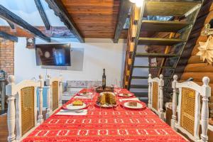 uma sala de jantar com uma mesa com comida em House in Nature - Happy Rentals em Sveti Križ