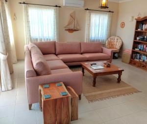 sala de estar con sofá y mesa de centro en Monte Lemos 35, en Luz