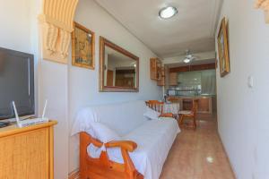 een woonkamer met een bank en een televisie bij 015 - Thailandia I 001 - comfortHOLIDAYS in Santa Pola