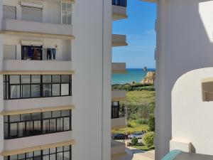 vistas al océano desde un edificio en 3H Terrace - Casas & Papéis, en Armação de Pêra