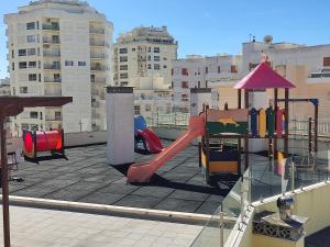 un parque infantil en la azotea de un edificio en 3H Terrace - Casas & Papéis, en Armação de Pêra