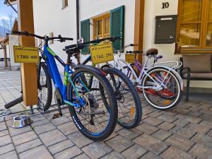 un grupo de bicicletas estacionadas al lado de un edificio en Alphotel Ettal, en Ettal