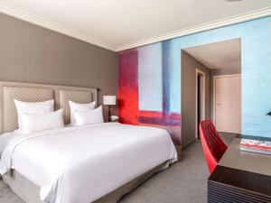 Mövenpick Hotel Abidjan客房内的一张或多张床位