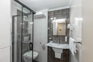 Koupelna v ubytování BURSA LOYAL CiTY HOTEL