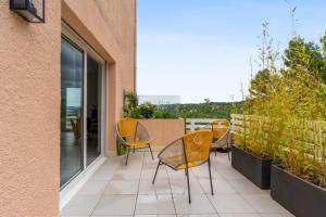 d'une terrasse avec des chaises et une table sur un balcon. dans l'établissement Appartement Angelin - Welkeys, à Aix-en-Provence