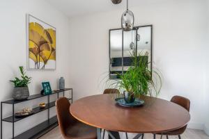 - une salle à manger avec une table et des chaises en bois dans l'établissement Appartement Angelin - Welkeys, à Aix-en-Provence