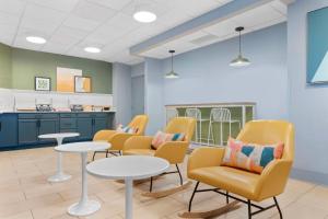 Spark by Hilton Orlando near SeaWorld的休息区