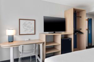 Spark by Hilton Orlando near SeaWorld的电视和/或娱乐中心