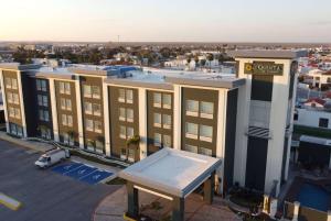 - une vue de tête sur un bâtiment avec un parking dans l'établissement La Quinta by Wyndham Reynosa, à Reynosa