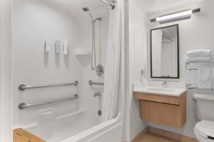 Spark by Hilton Orlando near SeaWorld的一间浴室