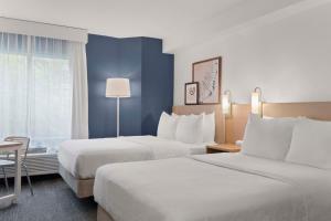 Spark by Hilton Orlando near SeaWorld客房内的一张或多张床位
