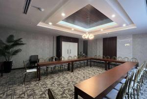 una sala conferenze con un lungo tavolo e sedie di La Quinta by Wyndham Reynosa a Reynosa