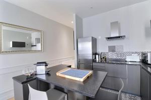 リヨンにあるAppartement de Standing pour 6 refait à neufのテーブルとカウンタートップのあるキッチン +20枚の写真