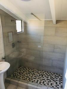 uma casa de banho com um chuveiro, uma banheira e um lavatório. em Elihle Guest house em Empangeni