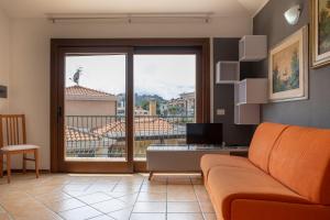 Una sala de estar con un sofá y una ventana grande. en Mirto 4 Apartment, en Santa Maria Navarrese