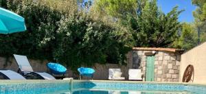Basen w obiekcie Le clos Roby maison avec piscine proche du centre historique lub w pobliżu