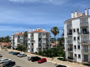 un estacionamiento con autos estacionados frente a edificios altos en El retiro Denia, en Denia