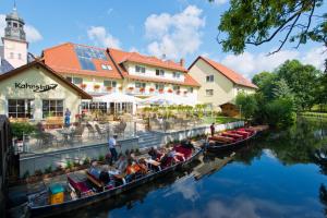 eine Gruppe von Menschen, die in Booten auf einem Fluss sitzen in der Unterkunft Spreewaldhotel Stephanshof in Lübben