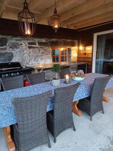 une salle à manger avec une table, des chaises et des bougies dans l'établissement Orheimstunet - Gårdsferie for storfamilien der også hunden er velkommen, à Orhejm