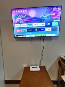Μια τηλεόραση ή/και κέντρο ψυχαγωγίας στο Condo in Lapu-Lapu wd 3 Pools free wifi&Netflix