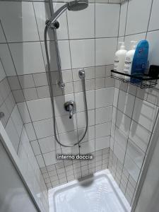 La salle de bains est pourvue d'une douche et d'un lavabo. dans l'établissement B&B La Littorina Parcheggio Umbria Centro Ideale Rasiglia Cascate di Pale Ponte Tibetano Sellano, à Foligno