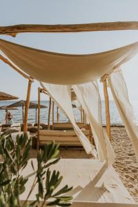 ein Zelt am Strand mit dem Meer im Hintergrund in der Unterkunft Ergon Beach House Nikiti in Nikiti