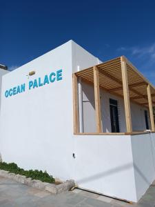 um edifício branco com um sinal que lê o palácio do oceano em Ocean Palace em Prasonisi