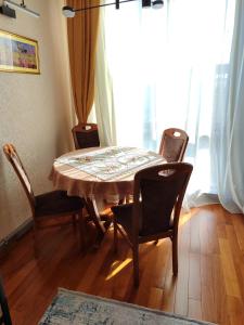 uma sala de jantar com uma mesa e cadeiras e uma janela em Резиденция Изумруд em Baku