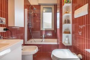 La salle de bains est pourvue de toilettes, d'une douche et d'un lavabo. dans l'établissement House Roberta - Green Oasis in the City, à Cagliari