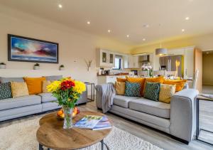 White House Lodges - Avocet في Heveningham: غرفة معيشة مع أريكة وطاولة