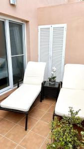 2 camas en un balcón con ventana en Thistle 2.0b, en Murcia