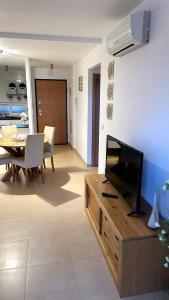 sala de estar con TV de pantalla plana y mesa en Thistle 2.0b, en Murcia