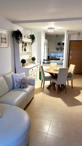 sala de estar con sofá y mesa en Thistle 2.0b, en Murcia