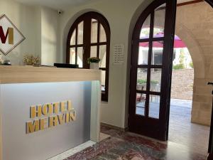eine Lobby des Hotels Merlyn mit einer Tür zum Hotel Merlyn in der Unterkunft Mervin Hotel in Kruja