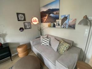 een woonkamer met een bank en wat foto's aan de muur bij Cues11 in Bernkastel-Kues
