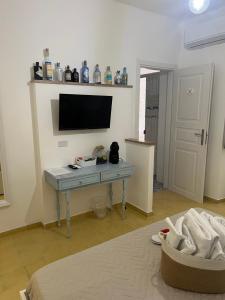 A television and/or entertainment centre at Casa San Domingo