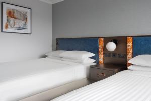 Postel nebo postele na pokoji v ubytování Glasgow Marriott Hotel