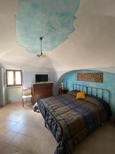 En eller flere senge i et værelse på Sognando Bominaco - Dimora San Pellegrino
